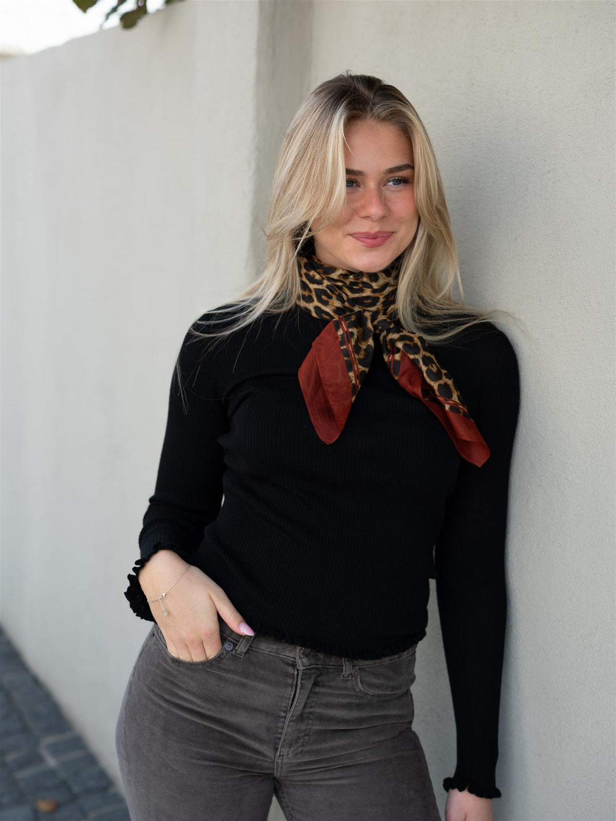 Leony Taby Sia Scarf