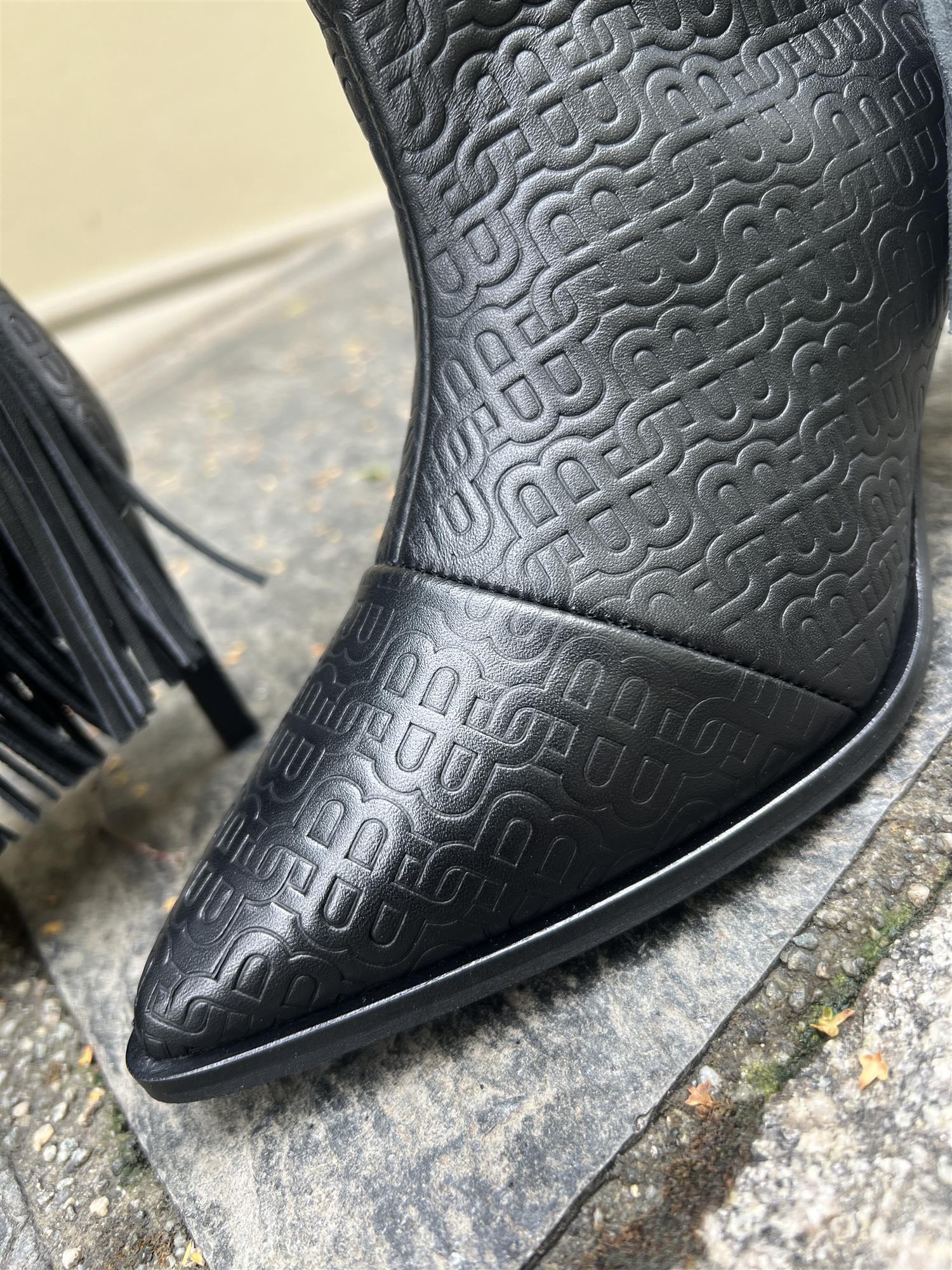 Munthe Taimai Black