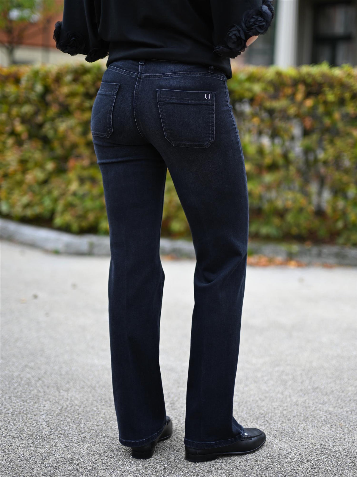 Tess Modern Dark