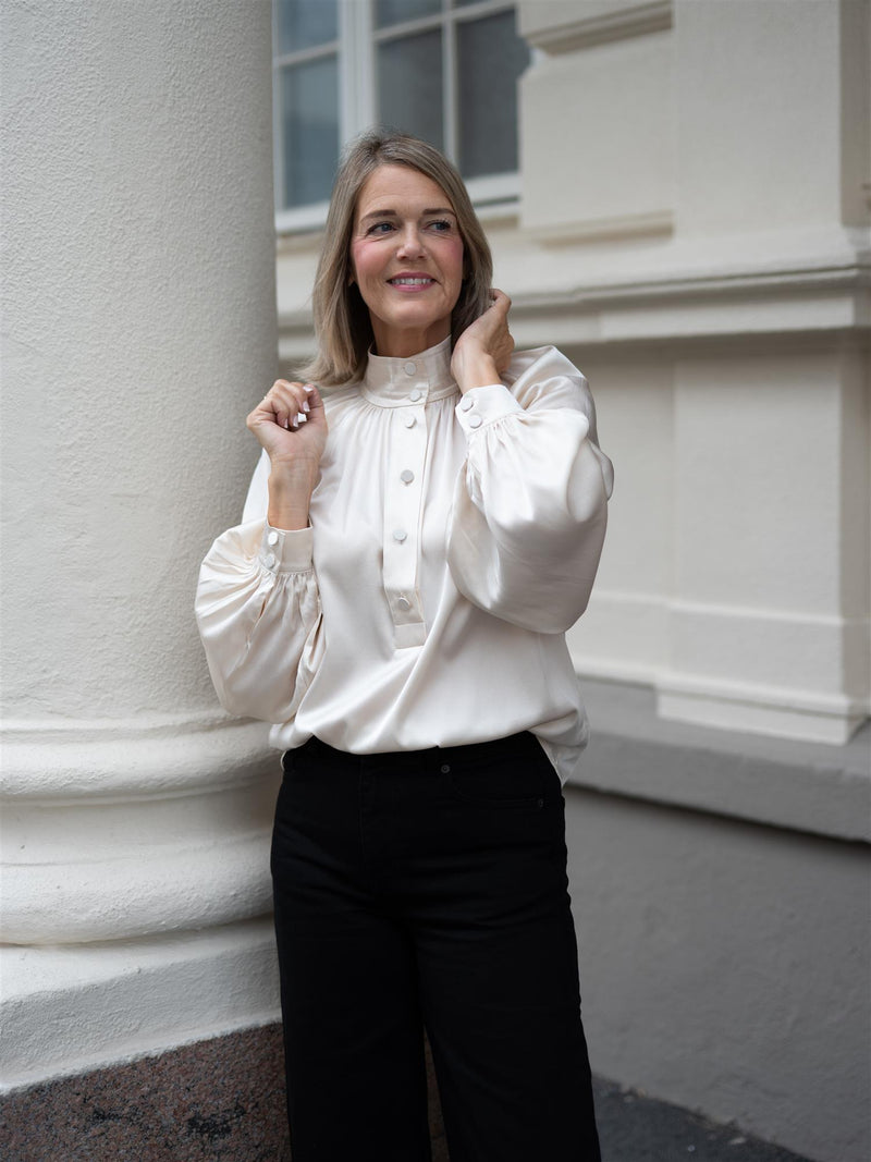 Dea Kudibal Nicola Shirt with sleeve detail Porcelain