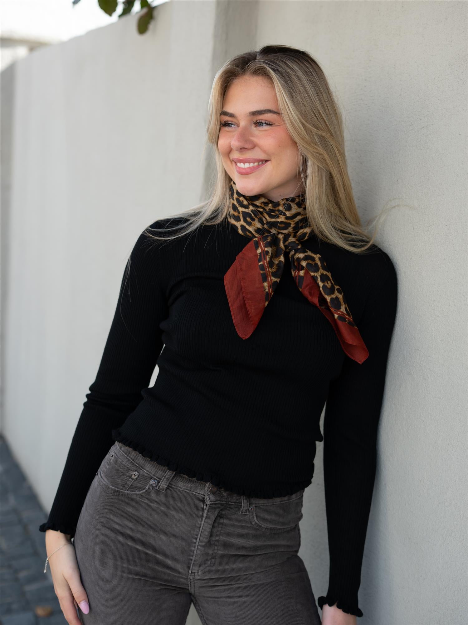 Leony Taby Sia Scarf