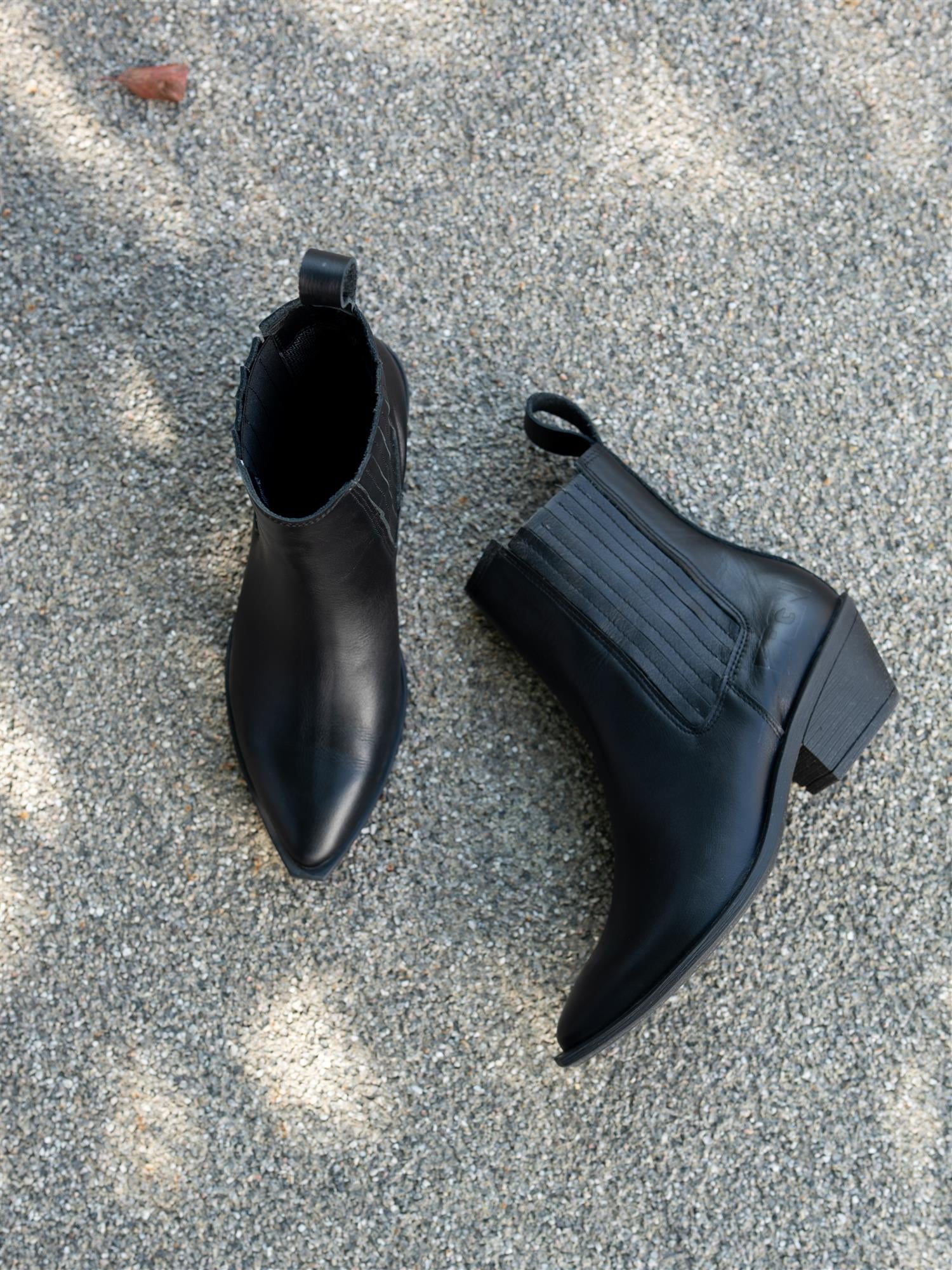 Sleek Boot New Black