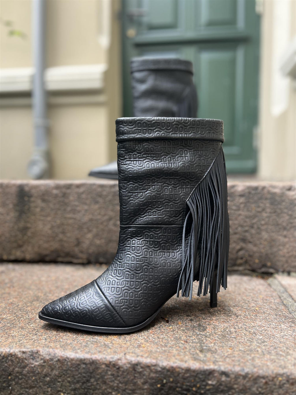 Munthe Taimai Black