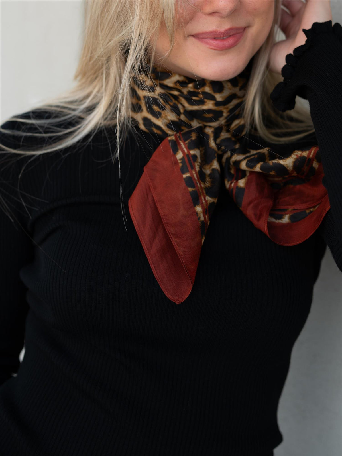 Leony Taby Sia Scarf