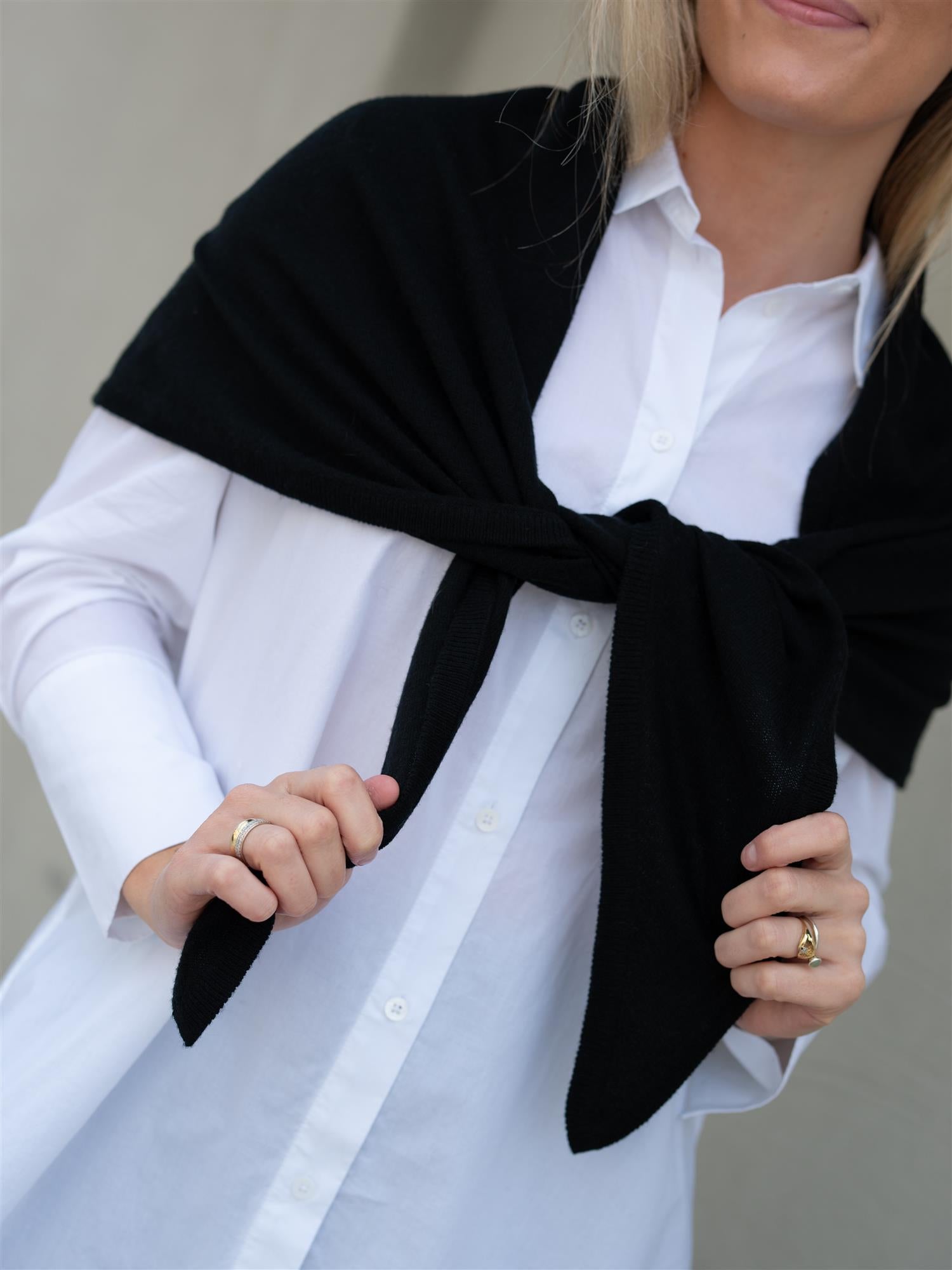 Mira Wool Cash Scarf Black