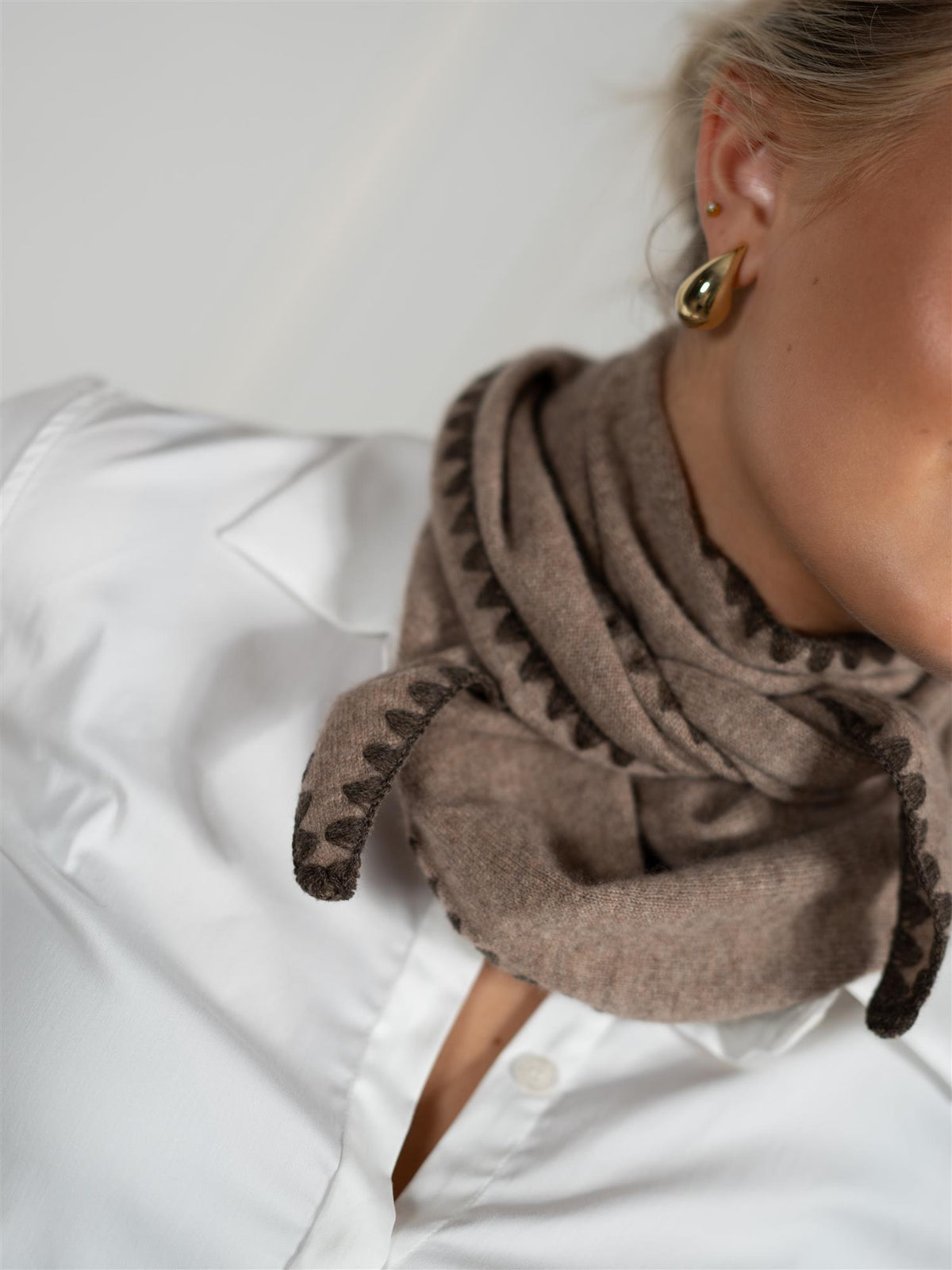 Scarf Black Edges Mink
