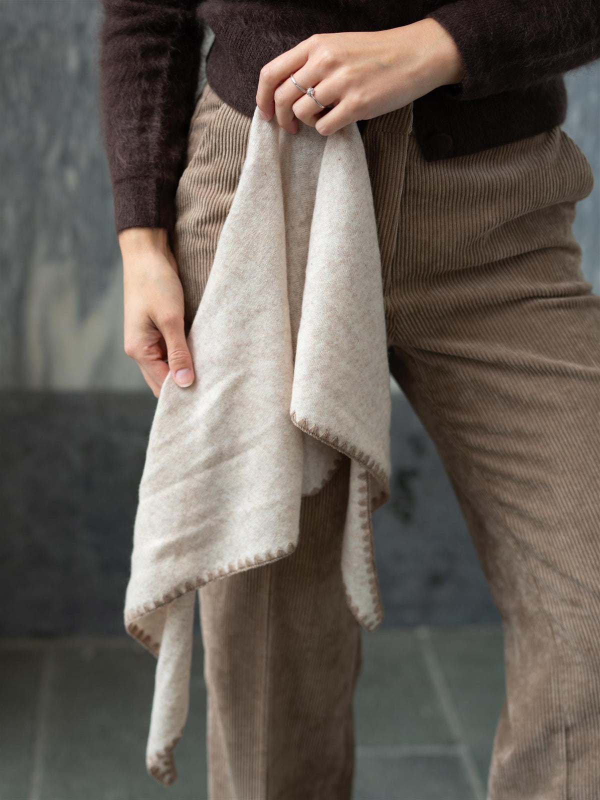 Scarf W Contrat Edges Light Beige