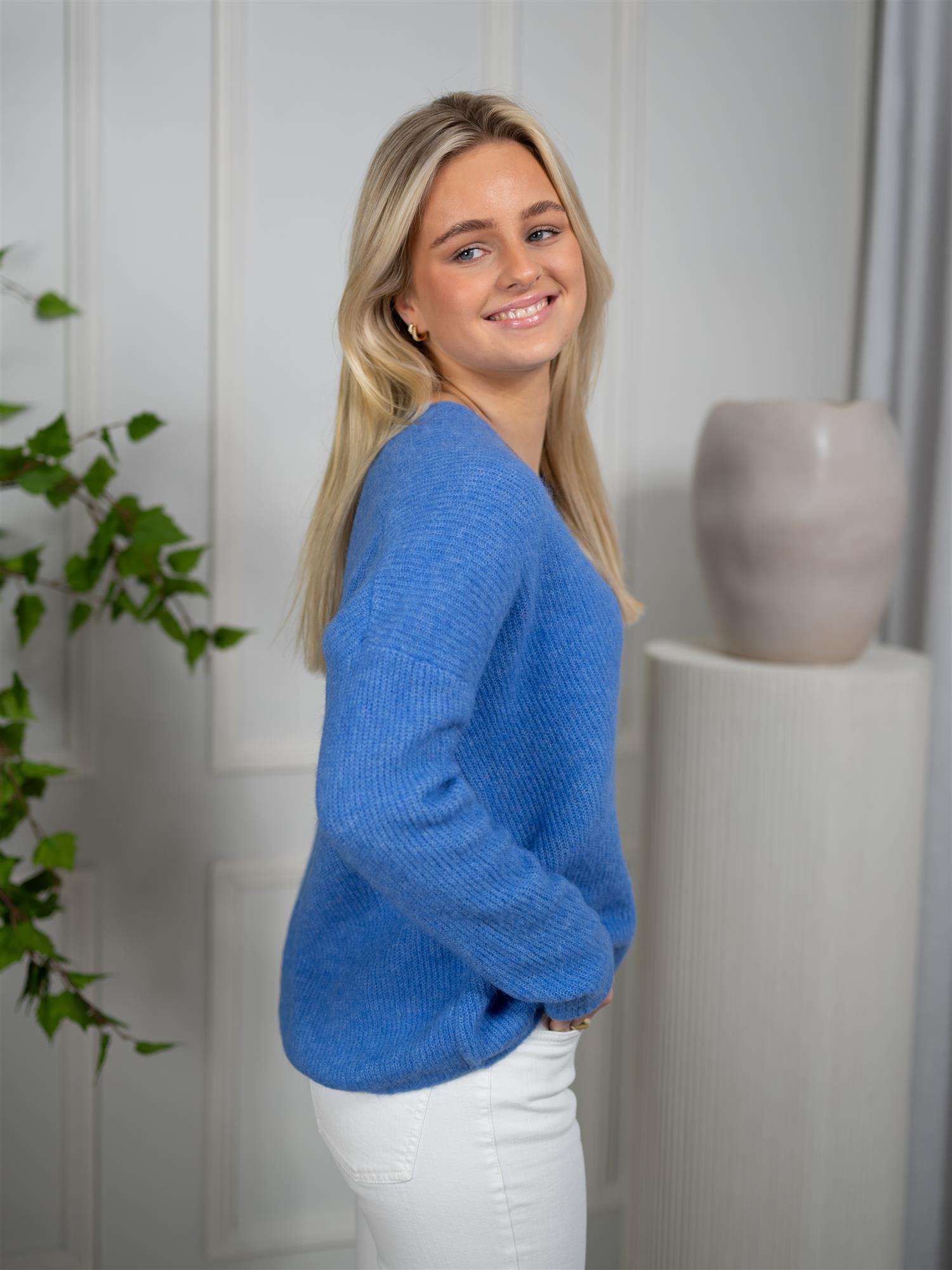 MMThora V-Neck Knit Ultramarine