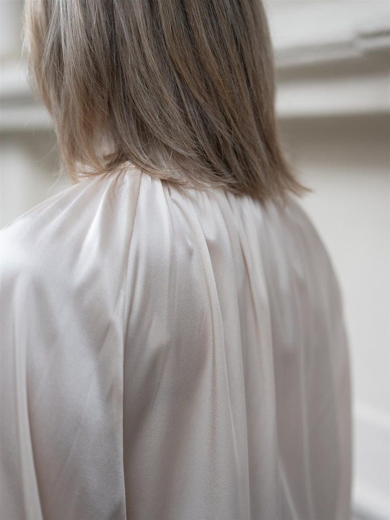 Dea Kudibal Nicola Shirt with sleeve detail Porcelain