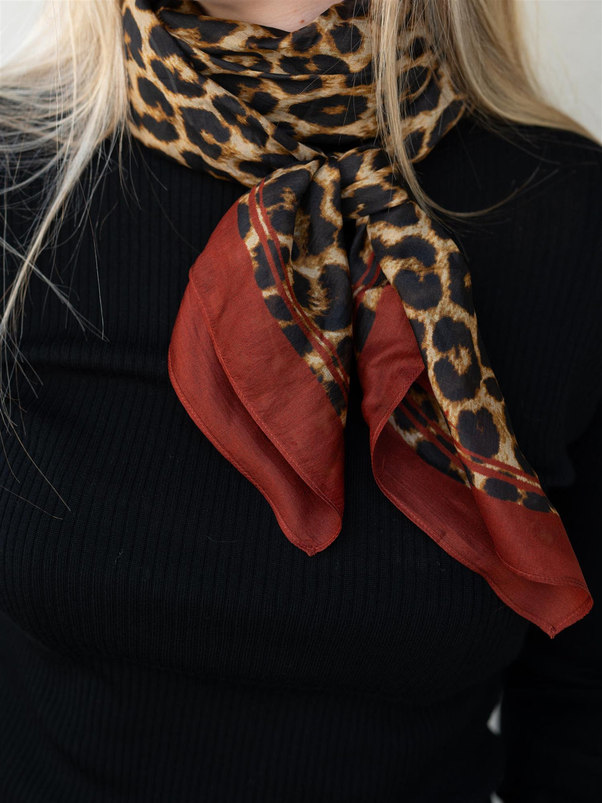Leony Taby Sia Scarf