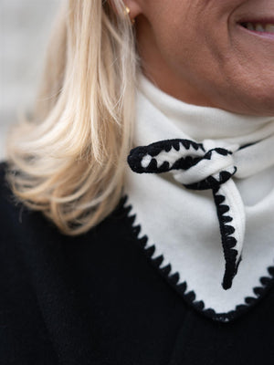 Christian Aks Mina Stitched Merino Merino Scarf Eggshell