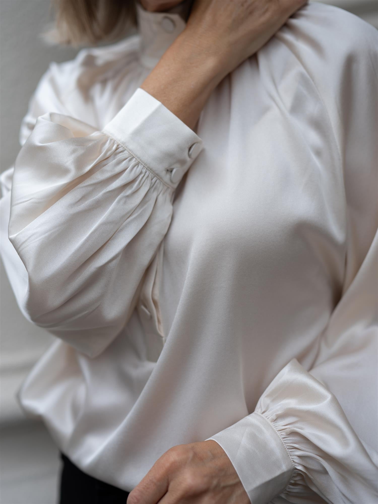 Dea Kudibal Nicola Shirt with sleeve detail Porcelain