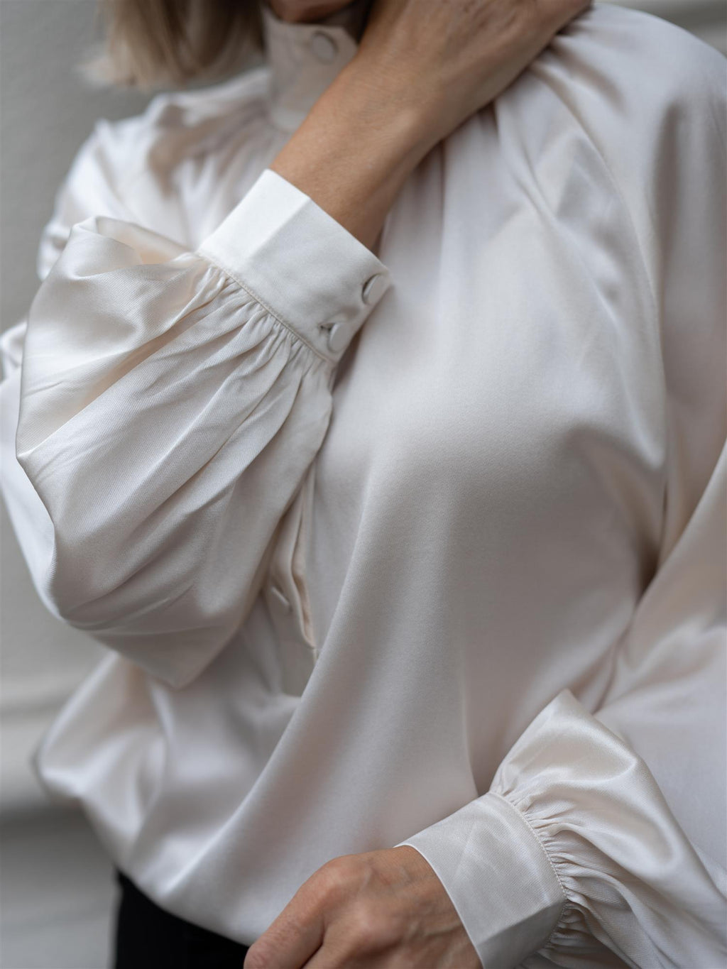 Dea Kudibal Nicola Shirt with sleeve detail Porcelain