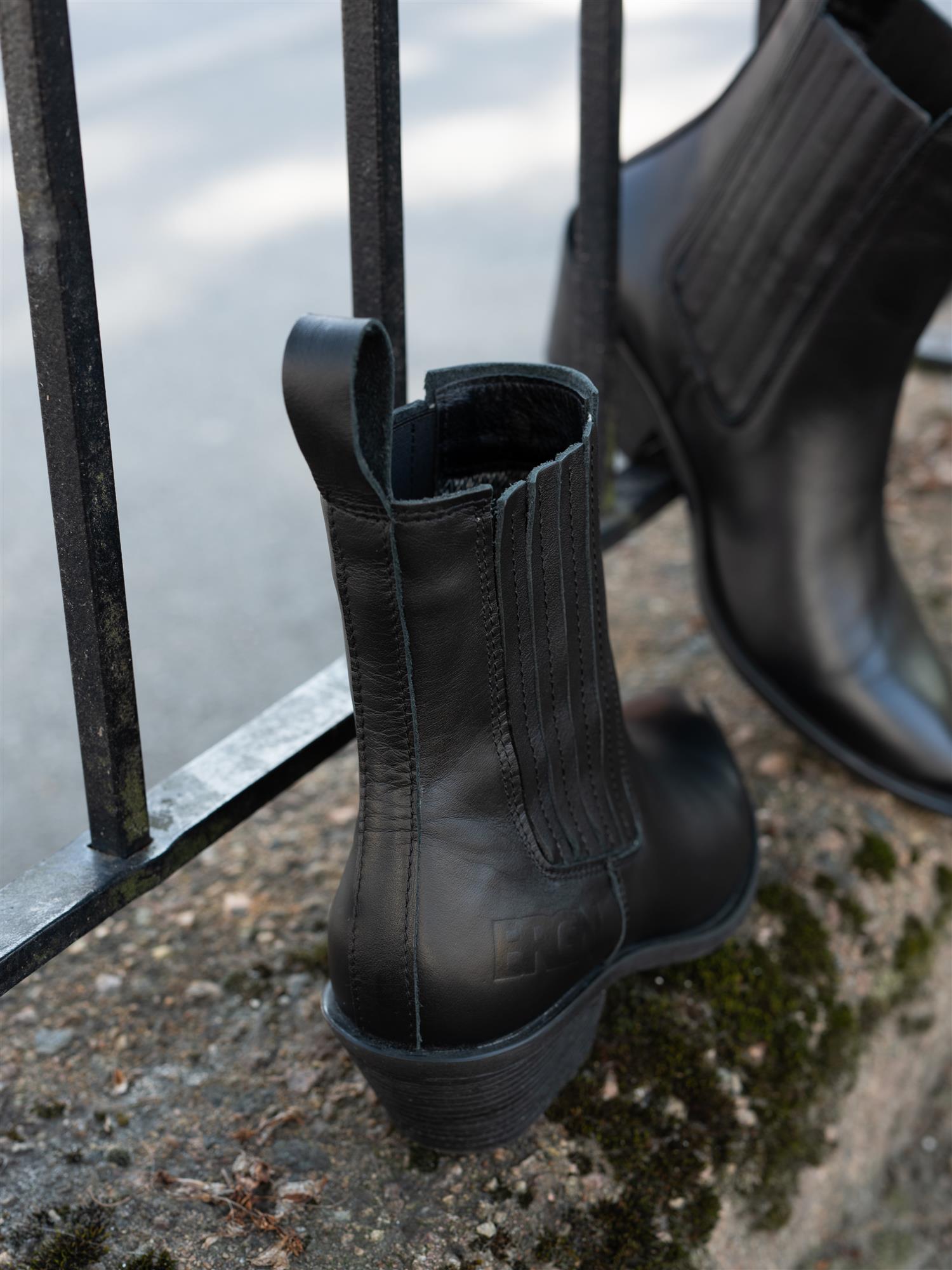 Sleek Boot New Black