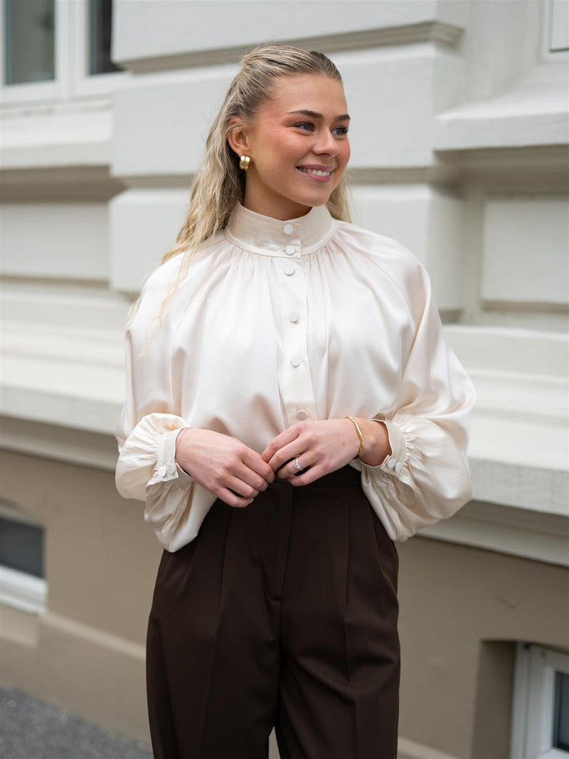 Dea Kudibal Nicola Shirt with sleeve detail Porcelain