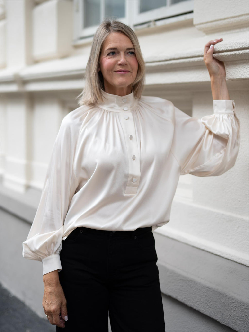 Dea Kudibal Nicola Shirt with sleeve detail Porcelain