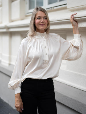 Dea Kudibal Nicola Shirt with sleeve detail Porcelain