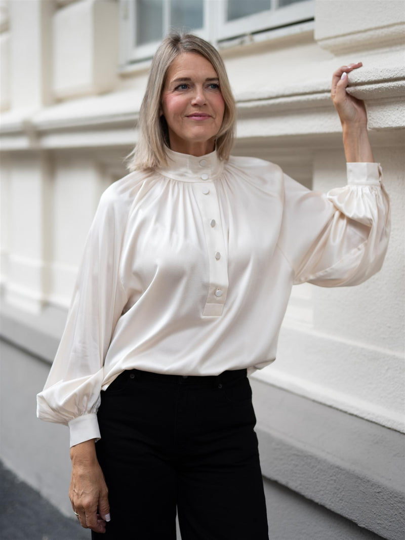 Dea Kudibal Nicola Shirt with sleeve detail Porcelain