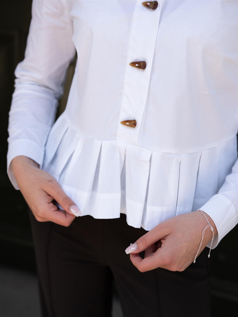 Munthe Lustona White