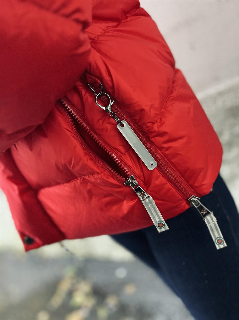 Caya Ginny Short Rød