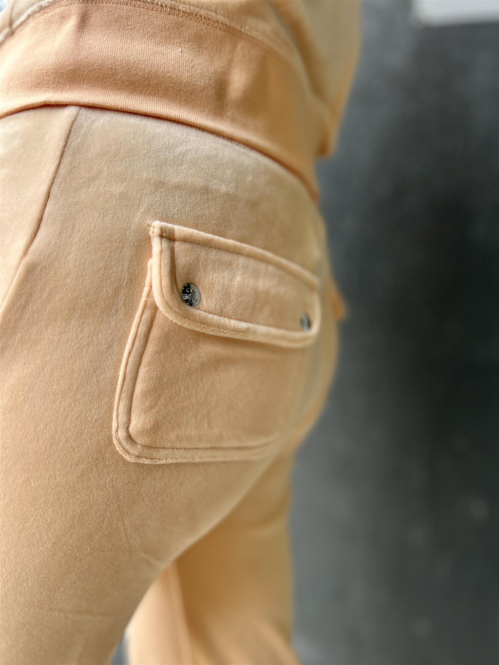 Juicy Couture Del Ray Classic Velour Pant Pocket Design