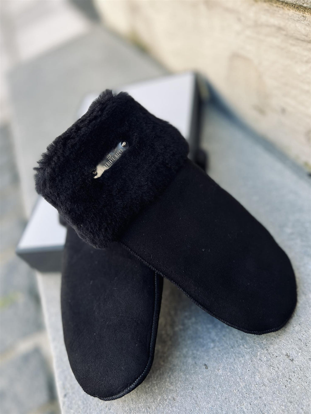 Benedikte Utzon Mittens Hansker Black