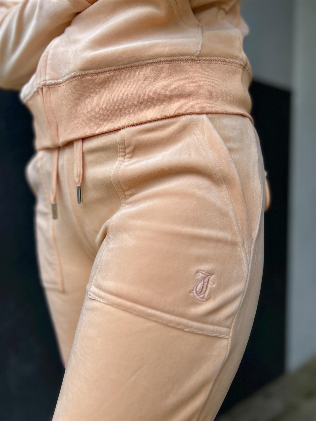 Juicy Couture Del Ray Classic Velour Pant Pocket Design